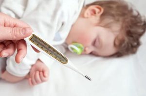 چگونه می توانیم تب کودک را در خانه کنترل کنیم؟