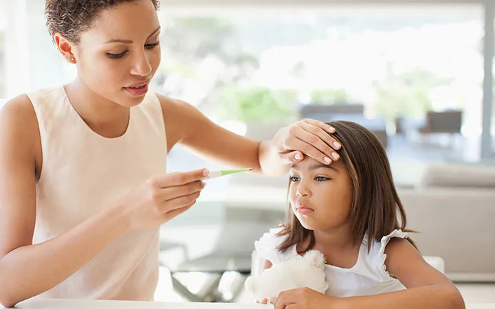 چگونه می توانیم تب کودک را در خانه کنترل کنیم؟